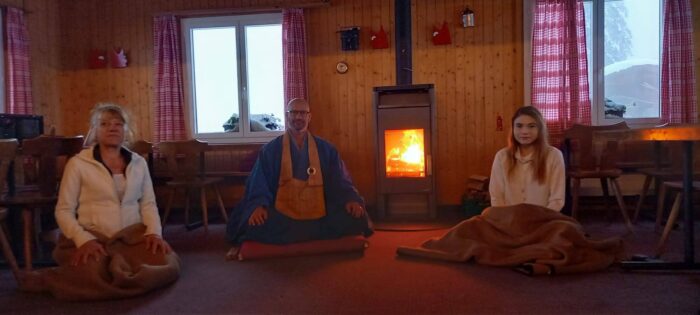 Zen Meister Reding führt durch dasZ Zen Meditationswochenende in Graubünden Grüsch-Danusa. Christliche Meditation und Zen vereint.