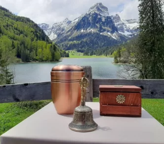 Bergbestattung Schweiz mit Trauerredner Abt Reding im Meditationszentrum Honora Zen Kloster mit Zen Mönch Abt Reding