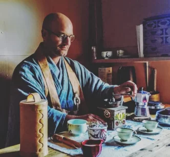 Zen Mönch Abt Reding im Meditationszentrum Honora Zen Kloster mit Zen Mönch Abt Reding
